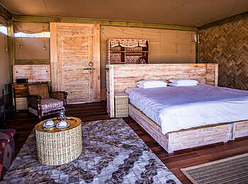 Somalisa Camp: Doppelbett in einem Gästezelt Somalisa Camp: Doppelbett in einem Gästezelt