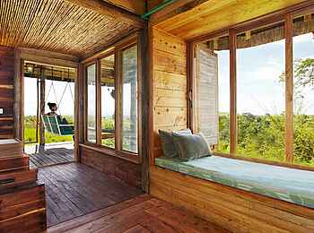 Volcanoes Kyambura Gorge Lodge: Daybed und Veranda Volcanoes Kyambura Gorge Lodge: Daybed und Veranda