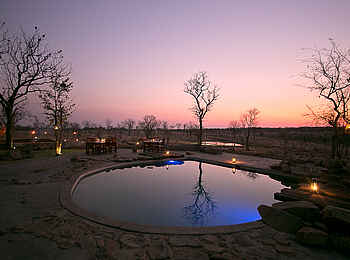 Wildtrack Safaris Eco Lodge: Pool und Boma im Abendlicht Wildtrack Safaris Eco Lodge: Pool und Boma im Abendlicht