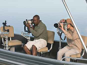 Duba Plains Camp: Spezielle Stative auf dem Motorboot