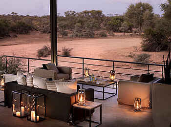 Epako Safari Lodge and Spa: Die Lounge auf der Terrasse