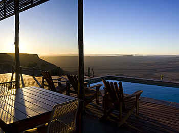 Fish River Lodge: Poollandschaft mit Canyonblick