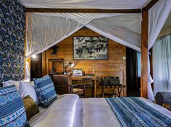 Kaskaz Mara Camp: Bett und Schreibtisch