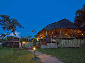 Katuma Bush Lodge: Der Blick auf die Lounge bei einsetzender Dunkelheit