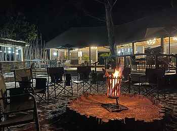 Khwai Expeditions Camp: Lagerfeuer am Abend Khwai Expeditions Camp: Lagerfeuer am Abend
