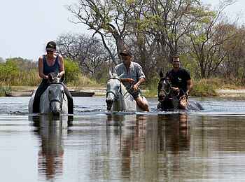 Kujwana Camp: Mit Pferden durch den Fluss