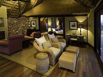 Little Ongava: Private Lounge in einer der Gästesuiten Little Ongava: Private Lounge in einer der Gästesuiten