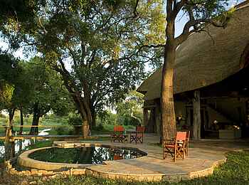 Luangwa Safari House: Terrasse mit Swimming Pool Luangwa Safari House: Terrasse mit Swimming Pool