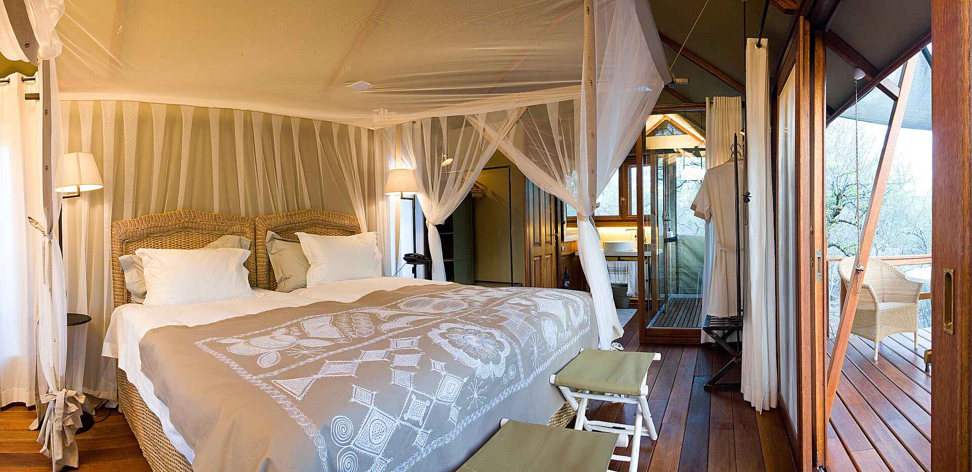 Doppelbett, Himmelbett, Moskitonetz, Gästezelt, Gästezeltinterieur, Etosha, Etosha National Park, Mushara Collection, Mushara Outpost, Namutoni, Pampe Family, Etoshapfanne, Östlicher Etosharand