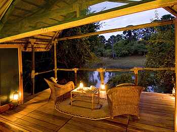 Mvuu Lodge: Abendstimmung auf der Veranda Mvuu Lodge: Abendstimmung auf der Veranda