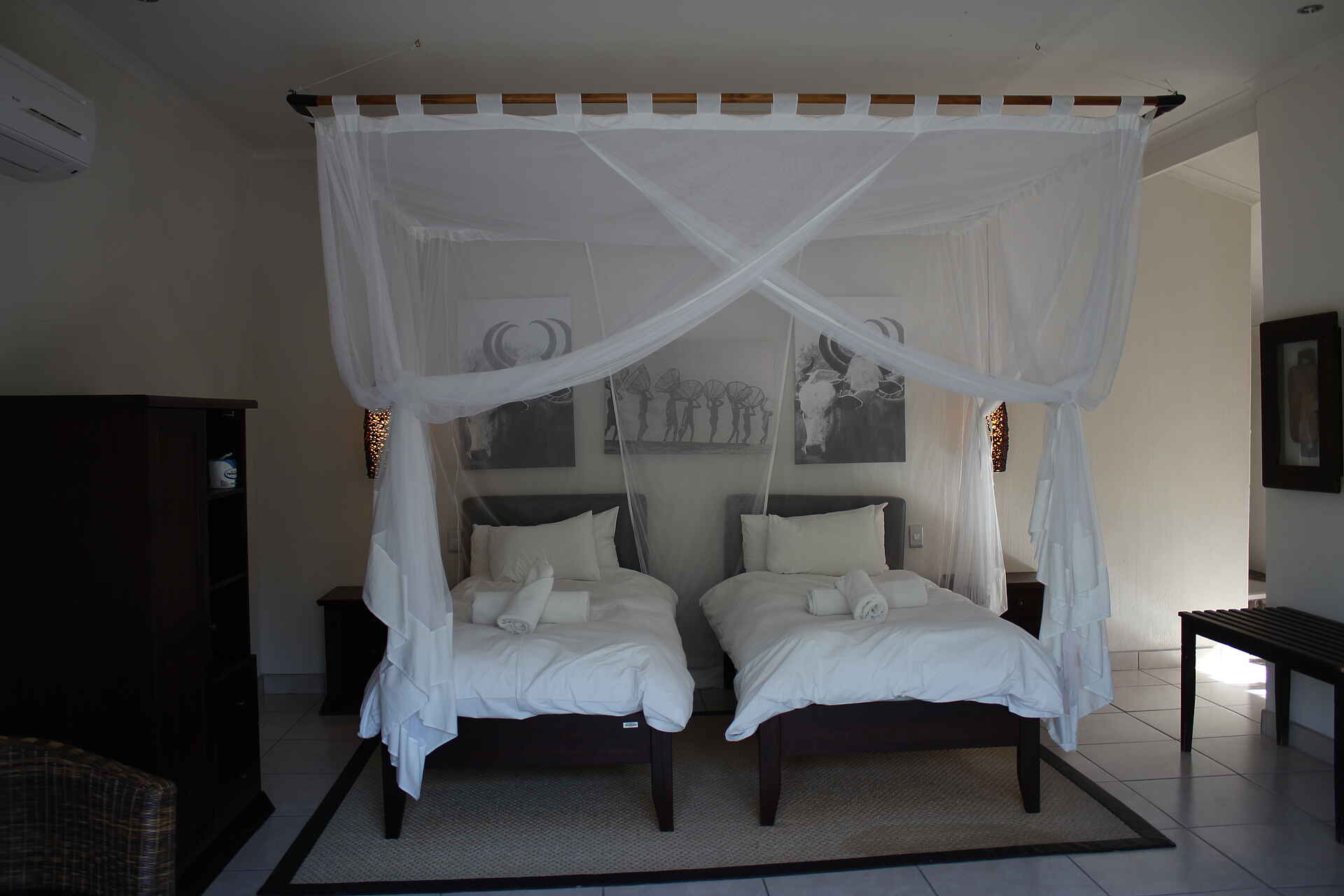 Etosha, Etosha National Park, Etoshapfanne, Namutoni, Rest Camp, Salzpfanne, Doppelbett, Gästechalet, Moskitonetz, afrikarma, afrikarma Safaris, afrikarma.de