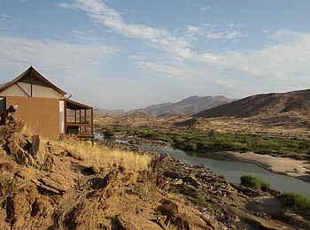 Okahirongo River Camp: Der Kunene fließt direkt am Camp vorbei Okahirongo River Camp: Der Kunene fließt direkt am Camp vorbei