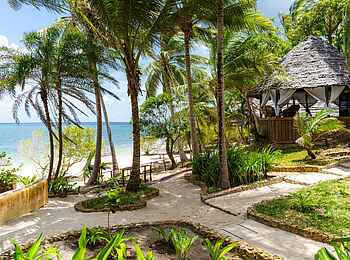 Pole Pole Bungalows: Weg zum Strand