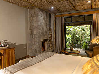 Sambora Kinigi Lodge: Schlafbereich mit Blick nach draußen