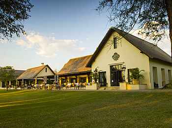 The Royal Livingstone: Garten vor dem Hotel The Royal Livingstone: Garten vor dem Hotel