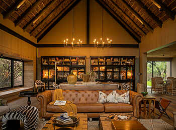 Thornybush Game Lodge: Die Bücherei und Lounge Thornybush Game Lodge: Die Bücherei und Lounge