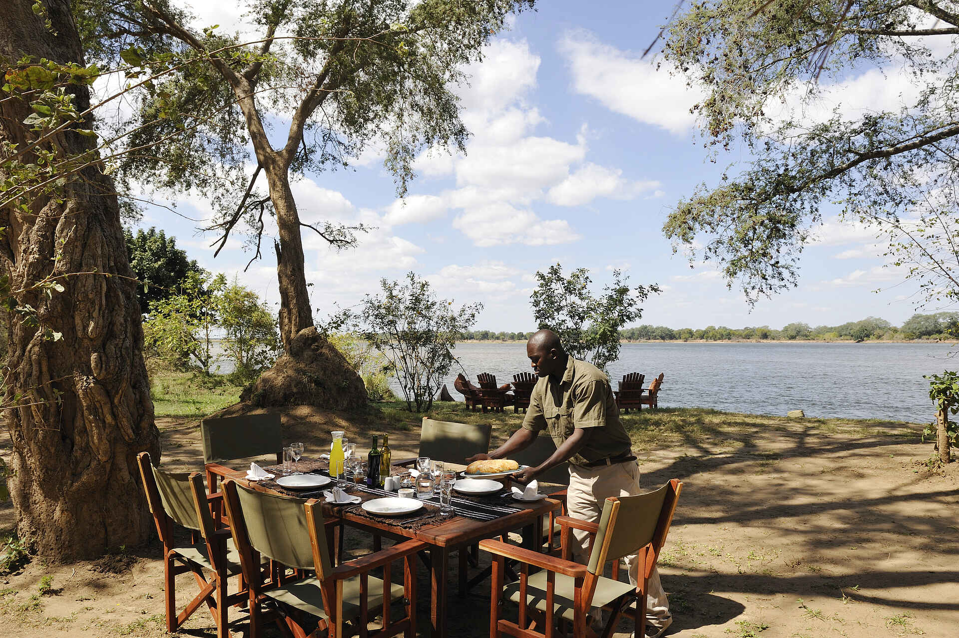 Camping, Chongwe Safaris, Goba People, Insel, Kanusafari, Kanu-Safari, Lower Zambezi, Mugurameno, Tsika Island, Tsika Island Canoeing Camp, Esstische, Frühstück, Lunch, Afrikarma, Afrikarma Safaris, afrikarma Safaris - Wildnis. Hautnah., Afrikarma.de