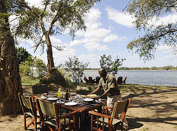 Tsika Island Canoeing Camp: Mittagessen im Freien Tsika Island Canoeing Camp: Mittagessen im Freien