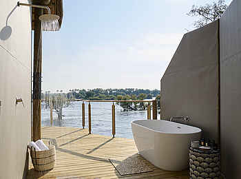 Victoria Falls Rapid View Villa: Das Außenbad mit Dusche und Badewanne
