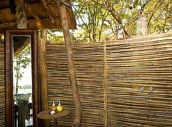 Zungulila Bushcamp: Außendusche Zungulila Bushcamp: Außendusche