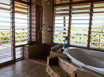 Blue Zebra Island Lodge: Hauptbadezimmer im Superior Family Cottage