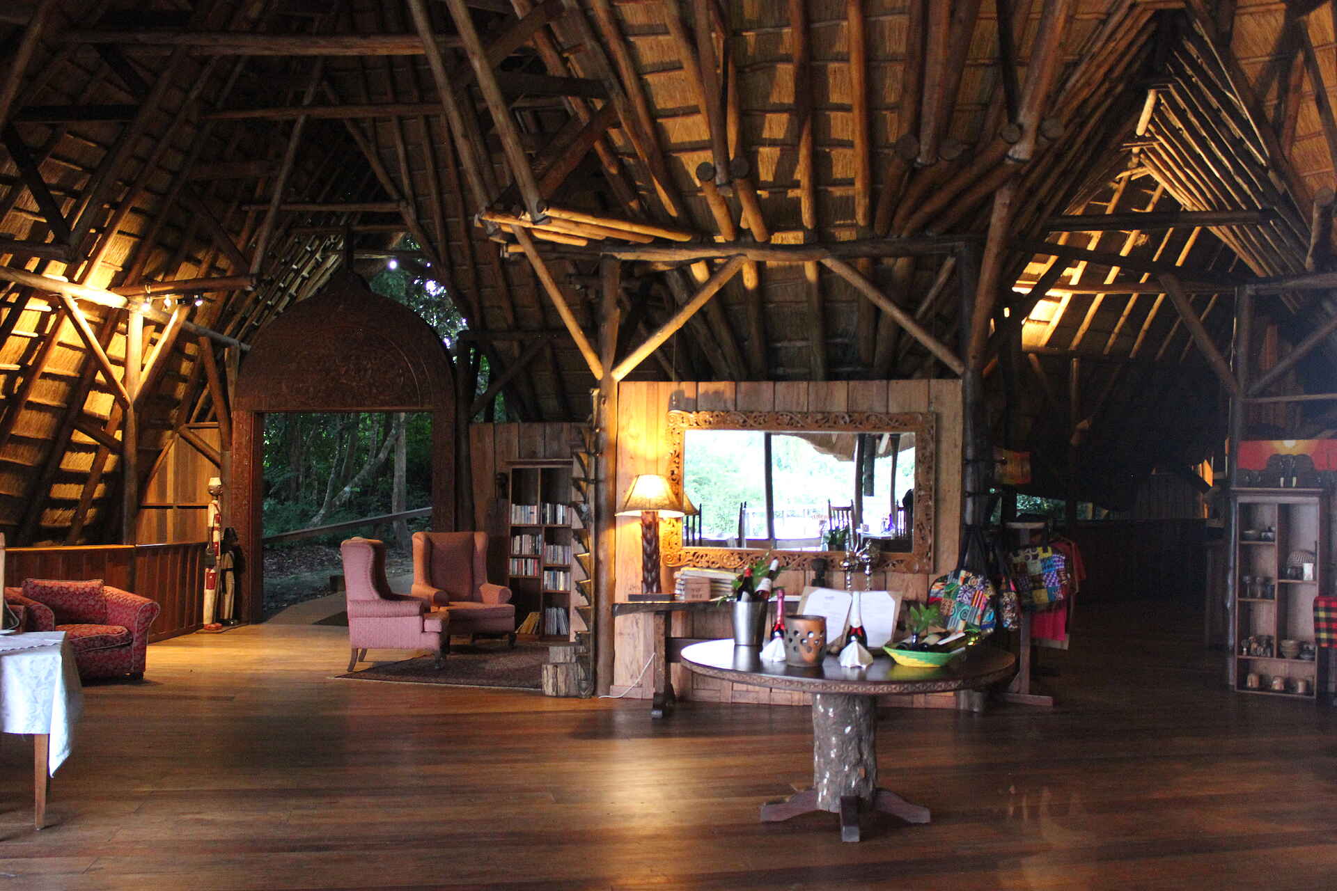 Afrikarma, Afrikarma Safaris, Afrikarma Safaris. Wildnis. Hautnah, Afrikarma.de, Lemala Wildwaters Lodge, Lodge am Nil, Uganda, Uganda Rafting, Wildwaters Lodge, Hauptgeböude, Hotelhalle, Sitzecke