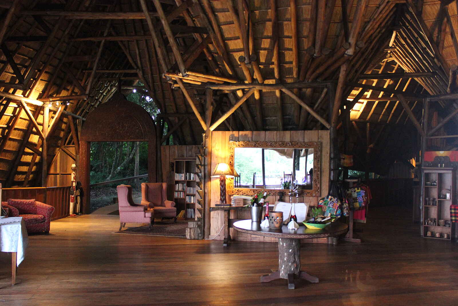 Lemala Wildwaters Lodge: Hotel Lounge Lemala Wildwaters Lodge: Hotel Lounge