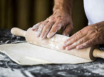 Mombo Camp: Teigherstellung Mombo Camp: Teigherstellung