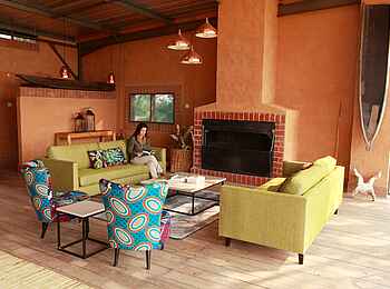 Shoebill Island Camp: Sitzgruppe und Kamin