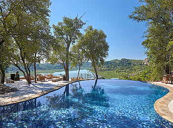 Singita Pamushana Lodge: Überschatteter Pool