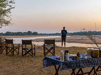 Takwela Camp: Frühstück am Flussufer Takwela Camp: Frühstück am Flussufer