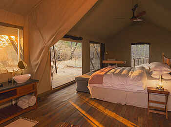 Verney's Camp: Doppelbett mit Nachttisch