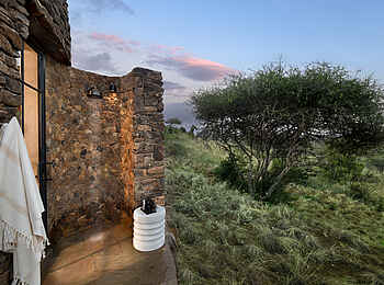 andBeyond Suyian Lodge: Die Außendusche einer Suite andBeyond Suyian Lodge: Die Außendusche einer Suite