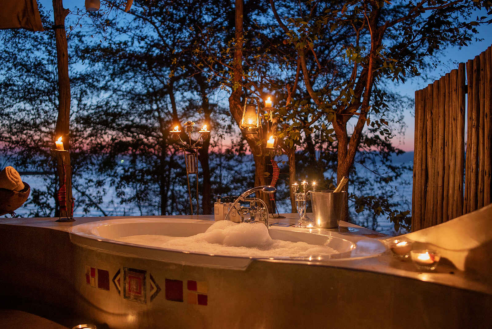 Changa Safari Camp: Badewanne im Freien Changa Safari Camp: Badewanne im Freien