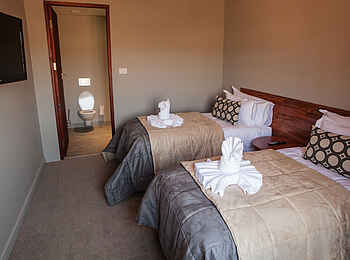 Chobe Bush Lodge: Schlafzimmer mit Fernseher Chobe Bush Lodge: Schlafzimmer mit Fernseher