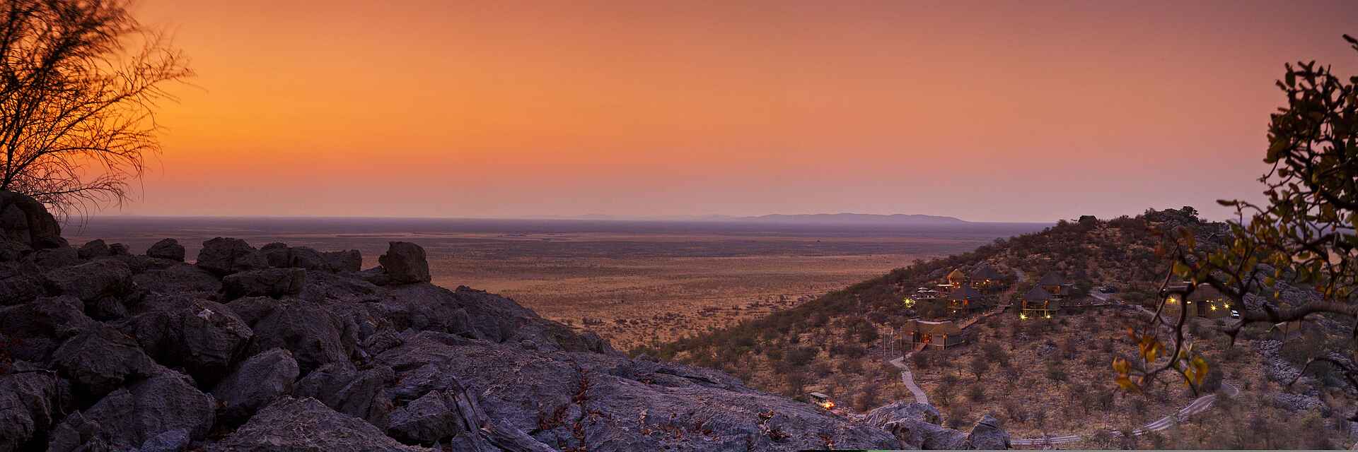 Dolomite Camp, Etosha Pan, Etosha-Nationalpark, Etoshapfanne, Gesamtansicht, Landschaft, Namibia Wildlife Resorts, NWR, Sonnenaufgang, Afrikarma, Afrikarma Safaris, Afrikarma.de