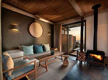 GweGwe Beach Lodge: Sitzecke mit Kamin