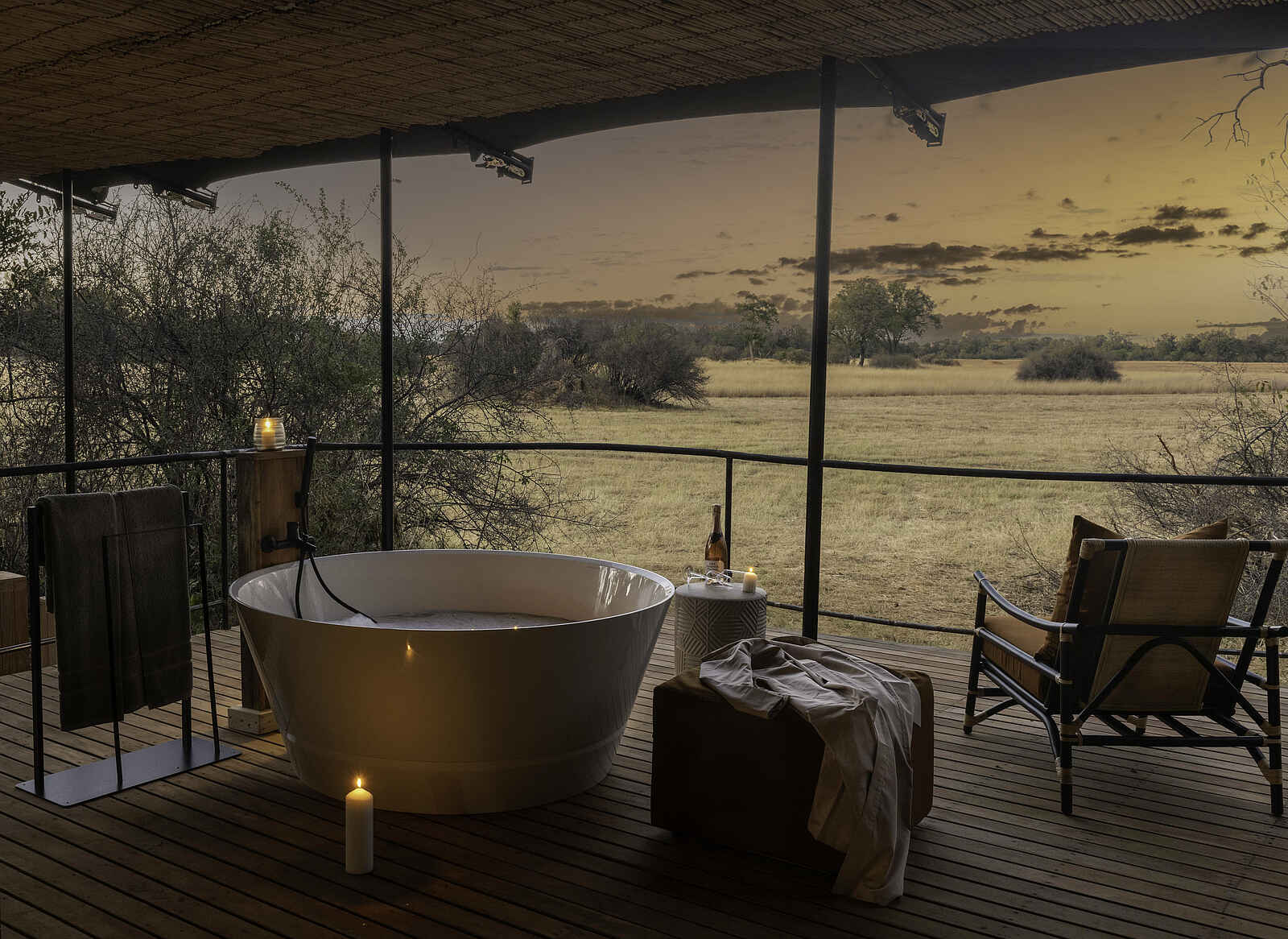 Kiri Camp: Badewanne auf der Veranda Kiri Camp: Badewanne auf der Veranda