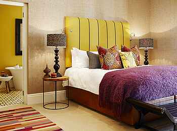 La Cle des Montagnes: Schlafzimmer mit Blick ins Bad in der Villa Le Colonial La Cle des Montagnes: Schlafzimmer mit Blick ins Bad in der Villa Le Colonial