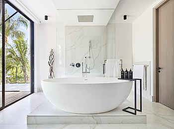 LUX Grand Baie: Das Hauptbadezimmer der Grand Beach Pool Villa LUX Grand Baie: Das Hauptbadezimmer der Grand Beach Pool Villa