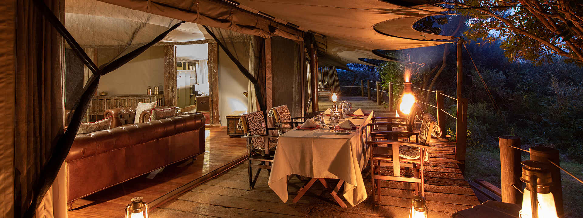 Ein gedeckter Tisch auf der Veranda