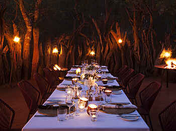 Molori Safari Lodge: Dinner am Lagerfeuer der Boma