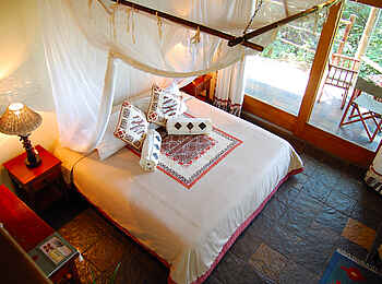 Muchenje Safari Lodge: Gästechalet mit Himmelbett