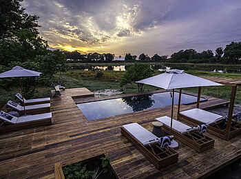 Qorokwe Camp: Swimming Pool mit Liegen