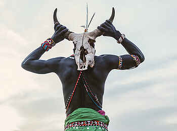 Saruni Samburu: Samburu mit Kuhschädel