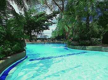 Amboseli Serena Safari Lodge: Der Pool im Schatten der Vegetation Amboseli Serena Safari Lodge: Der Pool im Schatten der Vegetation