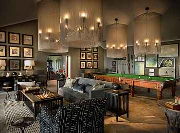 Bumi Hills Safari Lodge: Lounge und Pool Table Bumi Hills Safari Lodge: Lounge und Pool Table