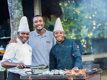 Mboko Camp: Kompetentes Grill-Personal