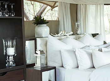 Thanda Tented Camp: Hergerichtetes Bett in einem Zelt Thanda Tented Camp: Hergerichtetes Bett in einem Zelt