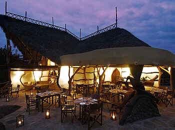 Elerai Camp: Der Zentralbereich am Abend Elerai Camp: Der Zentralbereich am Abend